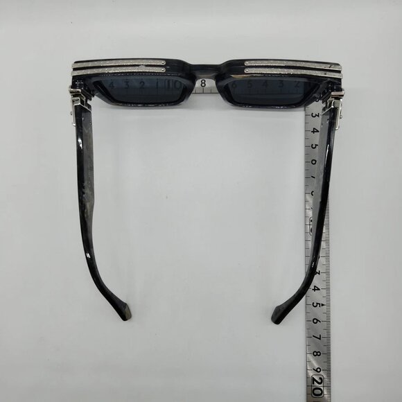 Louis Vuitton Sunglasses Men's Grays 699-060225 - Picture 9 of 9